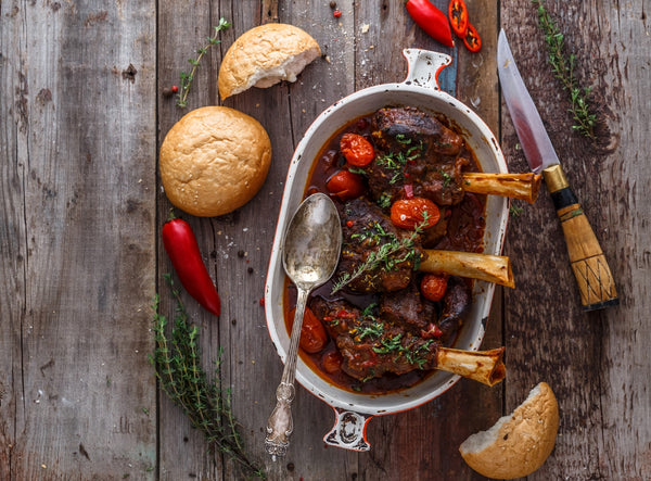 JARRET D’AGNEAU BRAISÉ AU VIN ROUGE ET EPICES